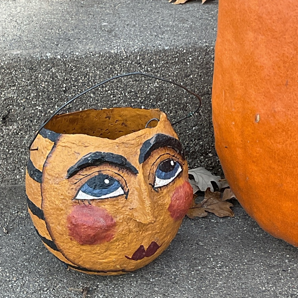Paper Mache Halloween Bee Bucket - Picture 6 of 10